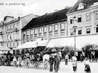 Kavane i terase na južnoj strani Trga bana Jelačića 1898. godine  Glavne zagrebačke kavane bile su smještene na Harmici, središnjem gradskom trgu. Gradski vodič iz 1892. godine opisuje ih slijedećim riječima: „Na južnoj strani trga poredane su velike kavane, ispred kojih su namješteni stolovi pod platnenim šatorima na prostoru ukrašenom cvijećem i zelenilom, gdje mogu gosti boraviti u ljetno doba. Ugodno je boraviti na tom mjestu, jer tu kola mnogobrojno občinstvo, osobito u jutro za vrijeme dnevnog sajma, na koji dolazi seljaštvo iz okolice u slikovitih svojih nošnjah.”
